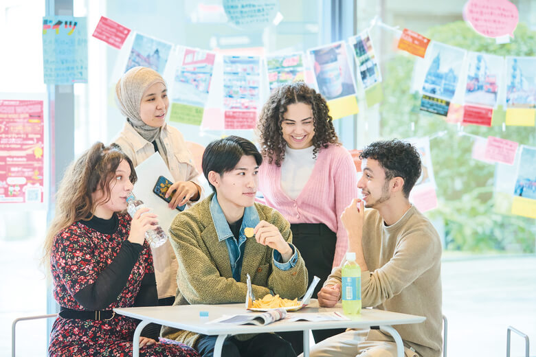 京都外国語大学の学生たち