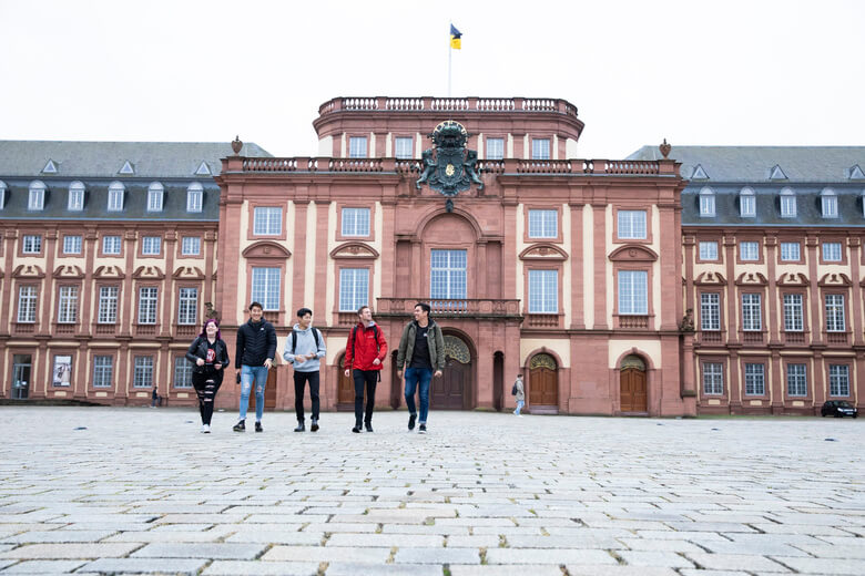 石畳を歩く京都外国語大学の学生