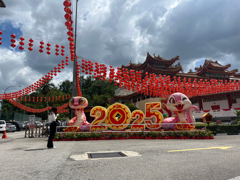 大妻女子大学マレーシア留学の写真（2025年ヘビのオブジェ）