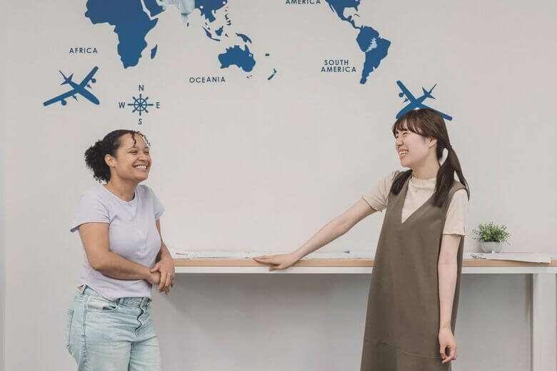 世界地図の前で談笑する椙山女学園大学の学生