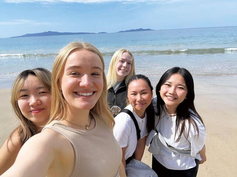 海辺の椙山女学園の学生と留学生