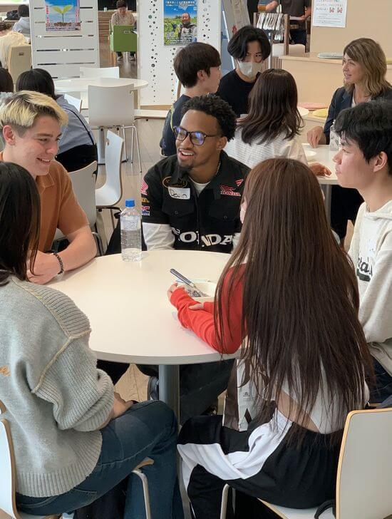 東北学院大学のラウンジで学生が話す様子