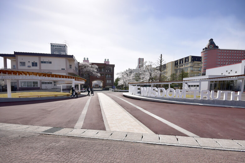 青森中央学院大学のキャンパス外観