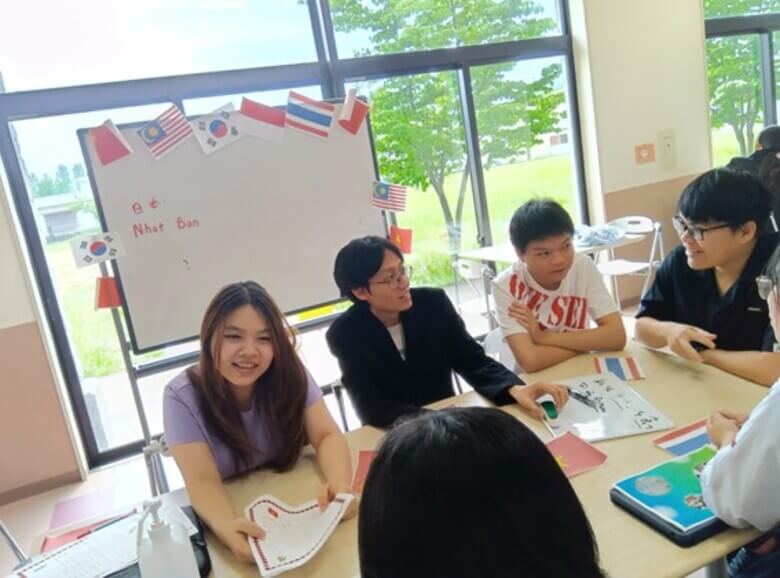 青森中央学院大学のオープンキャンパスの留学生スタッフ