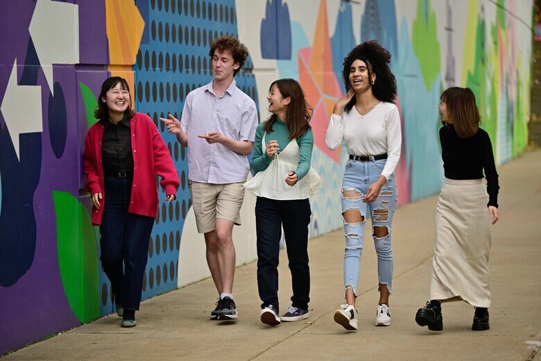 昭和ボストンの学生が歩く様子