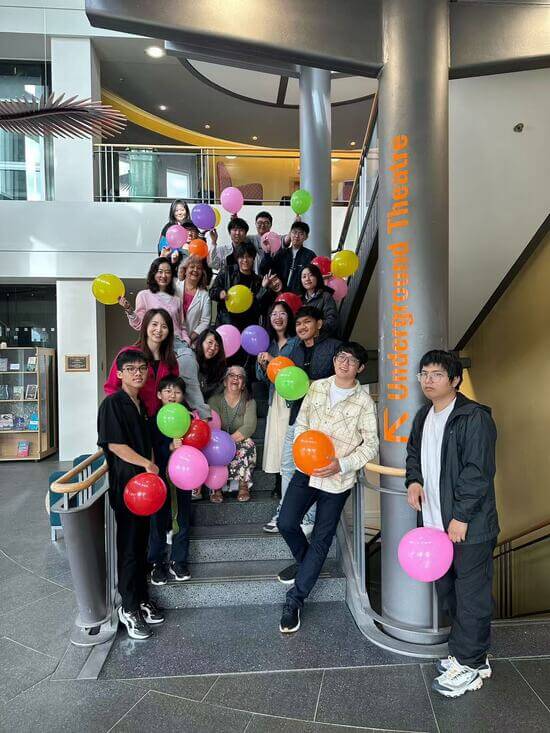 東京経済大学留学生と風船