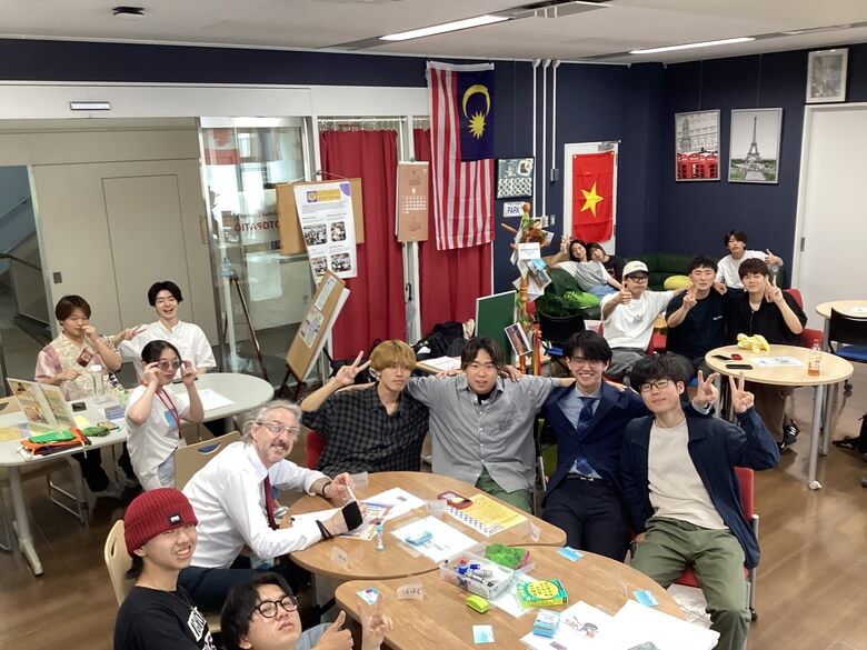 東京経済大学コトパティオ肩組み