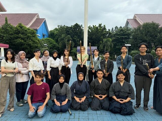 神戸松蔭大学ジャカルタでの集合写真