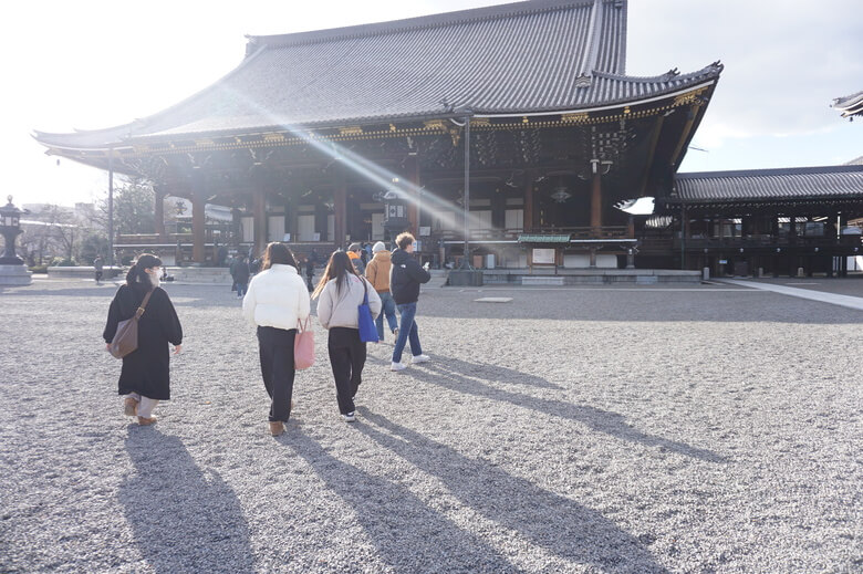 大谷大学 留学生に東本願寺を案内する