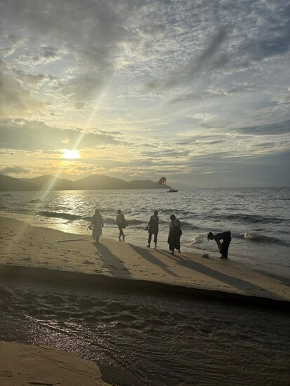 関西学院大学 留学 ビーチを歩く