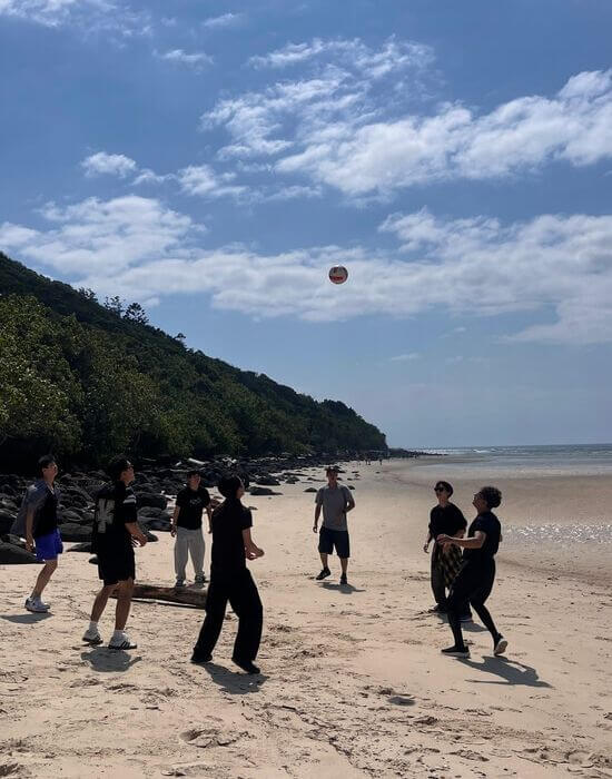 関西学院大学　ビーチで遊ぶ様子