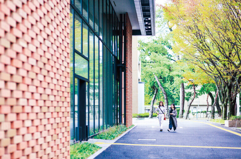 西南学院大学のキャンパスを歩く