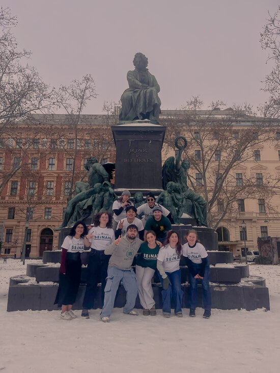 西南学院大学 像の前で