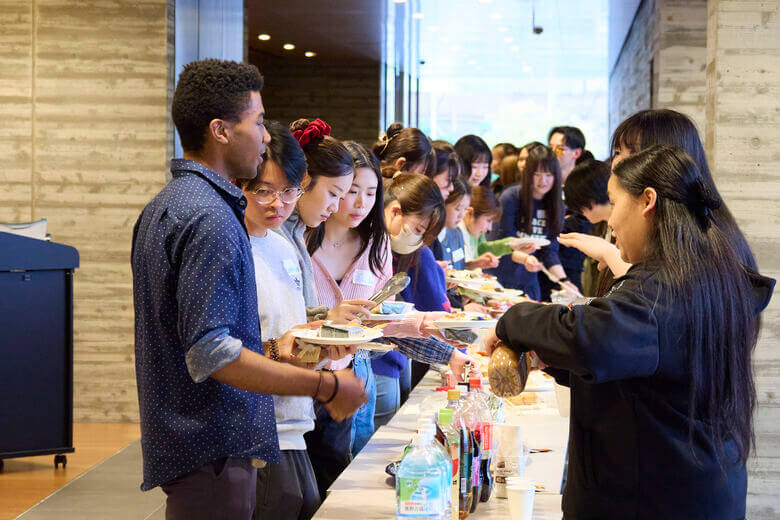 愛知淑徳大学 留学生と立食パーティー