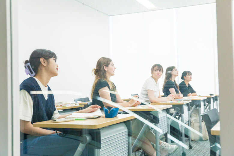 実践女子大学生と授業を受ける留学生