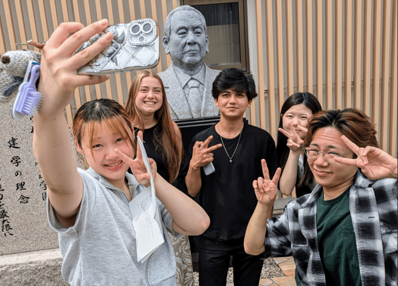 吉備国際大学 石像と記念写真