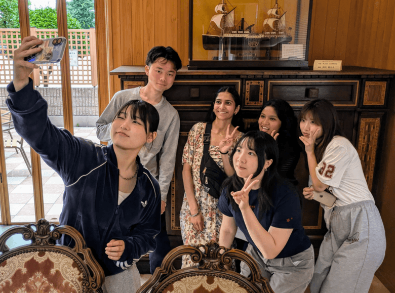 吉備国際大学 帆船の前で記念写真