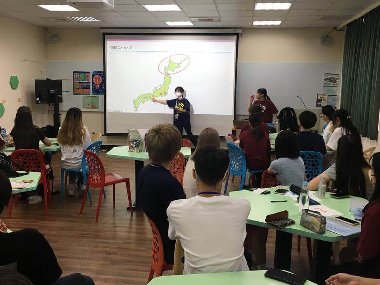 函館の説明をする函館大学の学生
