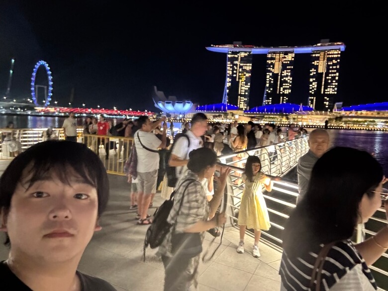 シンガポールで観光する函館大学の学生