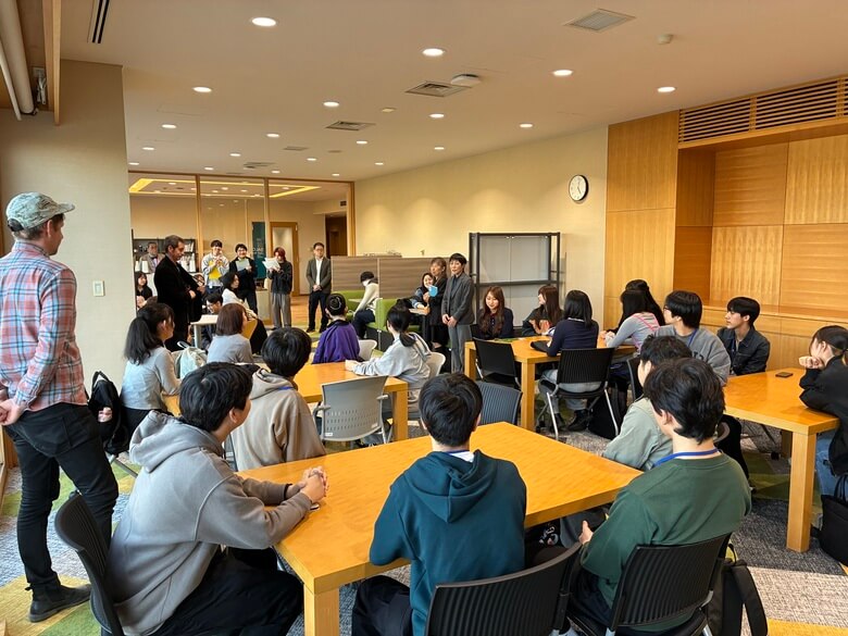 発表する東北公益文科大学の学生