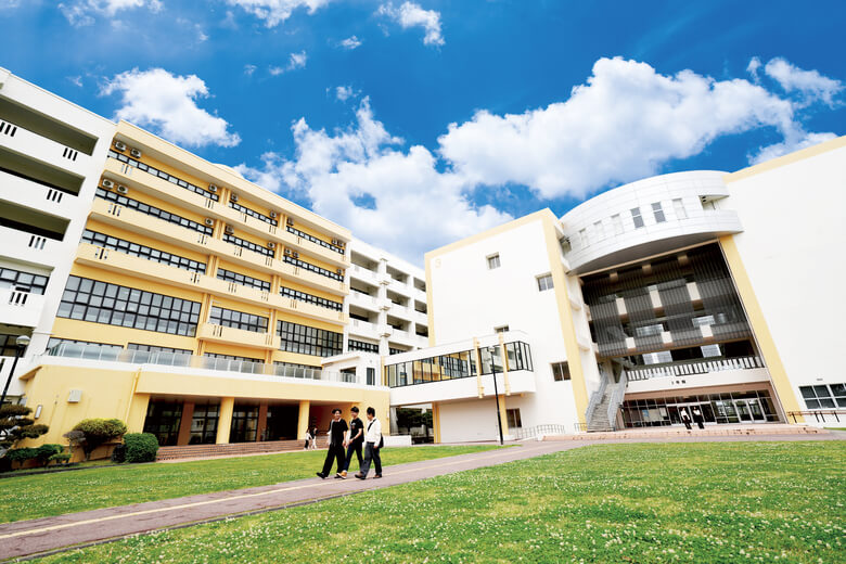 沖縄国際大学の校舎風景