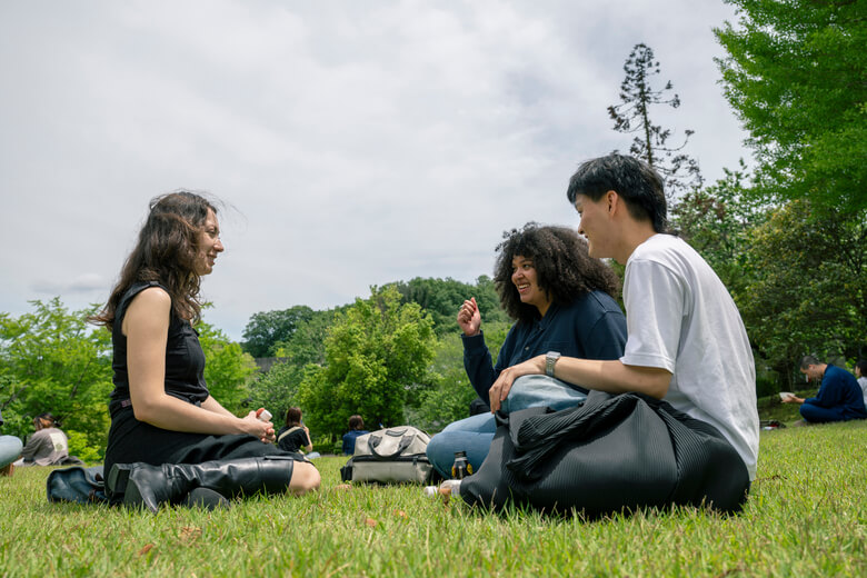 多摩美術大学 芝生の上でおしゃべりする学生たち