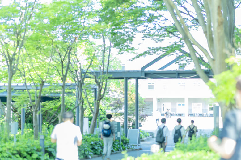 流通科学大学のキャンパス風景_1