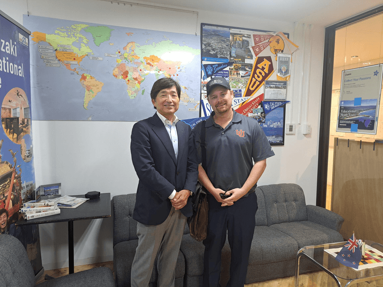 宮崎国際大学西村直樹副学長とCasy Poe