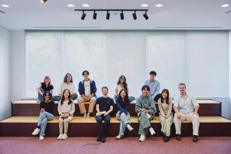 留学生と名古屋外国語大学の学生の記念写真