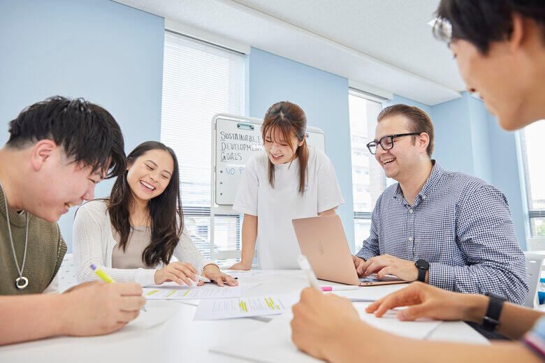 留学生と歓談する大阪経済大学の学生