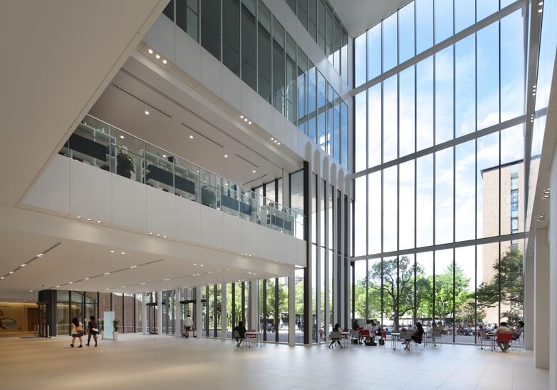 大阪経済大学のD館アトリウム