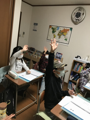 MamiEC授業風景（挙手する子供）