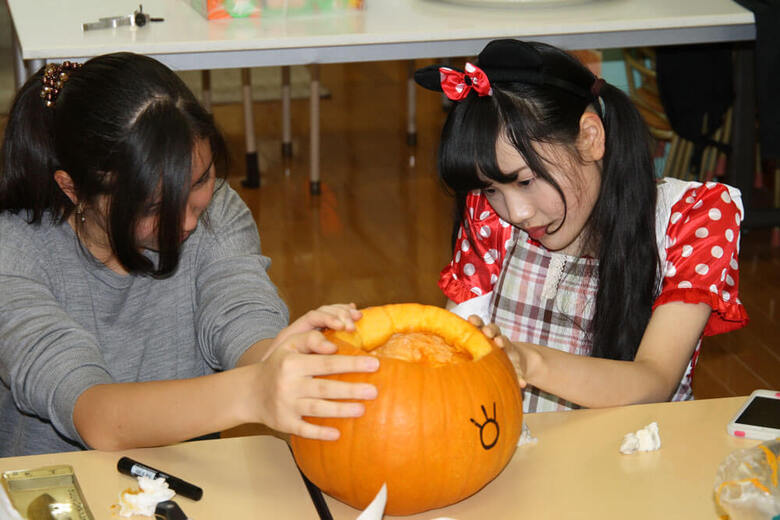 メイプル英会話スクールのハロウィン準備風景