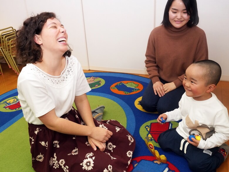 メイプル英会話スクールの講師と子どもとお母さん