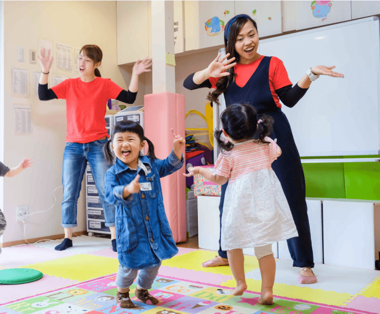 Playful Time のネイティブ講師と日本人のアシスタント