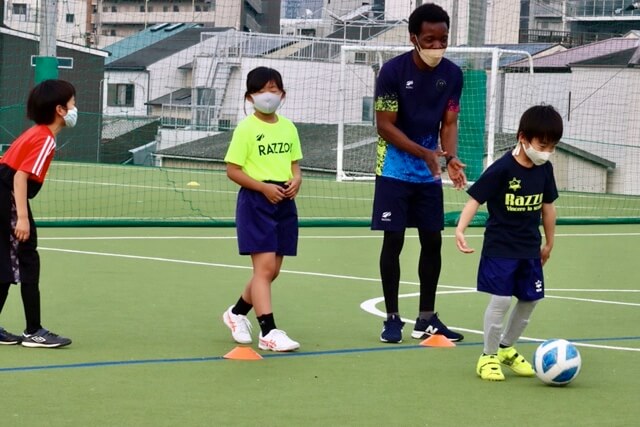 EIGO Football Academy のコーチと生徒