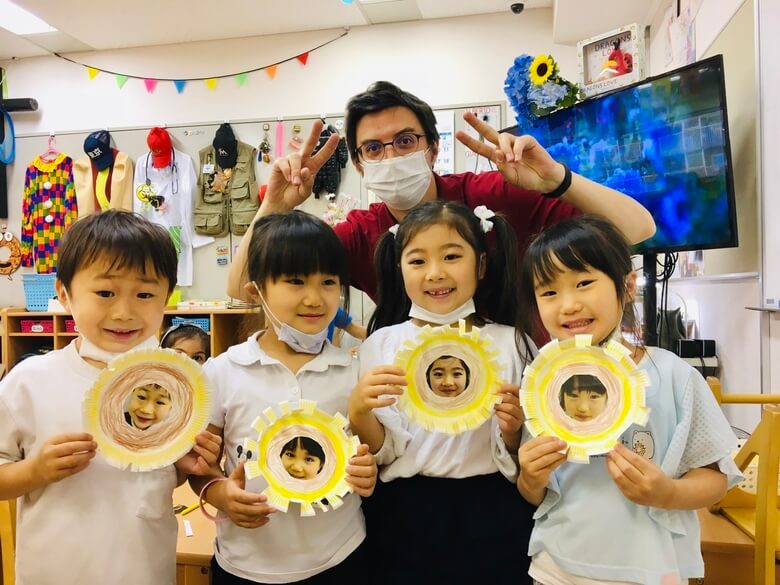 UIA International School of Tokyoの子供たちと先生