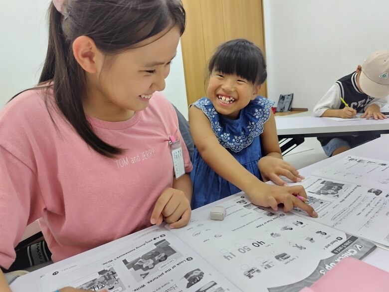 いもと英会話スクール楽しく勉強する子どもたち