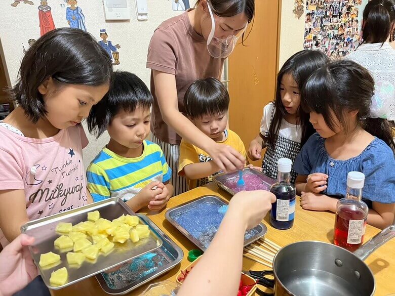 料理などアクティビティが人気の英会話教室「サンフラワーキッズ（松戸市）」さんにインタビュー