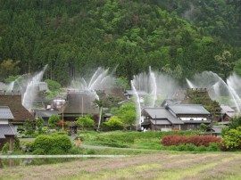 かやぶきの里 一斉放水